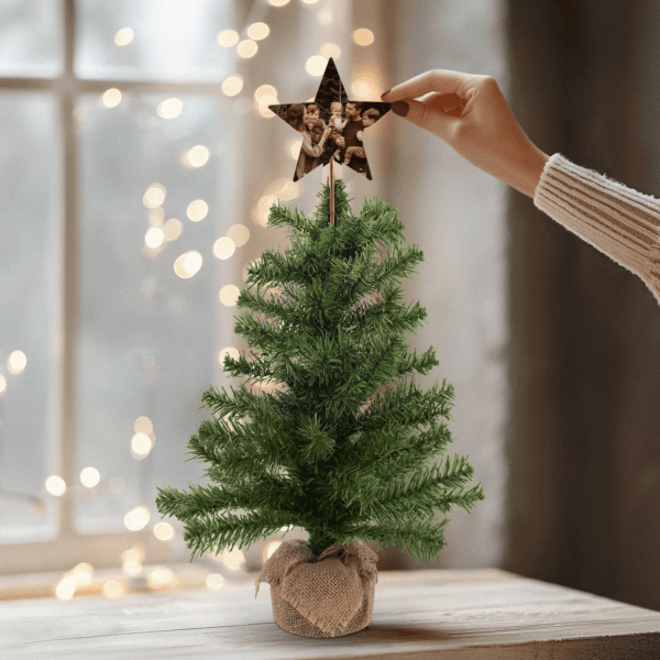 Bestel Kerstboom met gepersonaliseerde houten piek ster met eigen foto