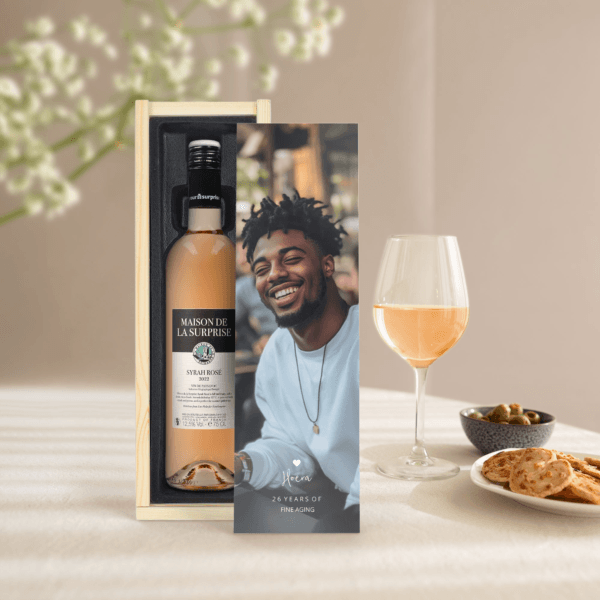 Bestel Wijn in bedrukte kist - Maison de la Surprise - Syrah met eigen foto