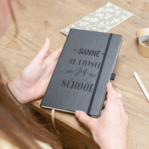 Bestel Juf / Meester notitieboekje graveren - Zwart met eigen foto