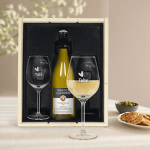 Bestel Wijnpakket met glas - Maison de la Surprise Chardonnay (Gegraveerde glazen) met eigen foto
