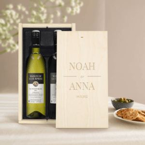 Bestel Wijnpakket in gegraveerde kist - Maison de la Surprise - Merlot en Sauvignon Blanc met eigen foto