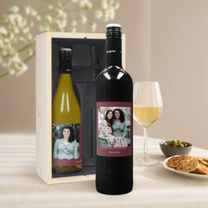 Bestel Wijnpakket met bedrukt etiket - Maison de la Surprise - Merlot en Chardonnay met eigen foto