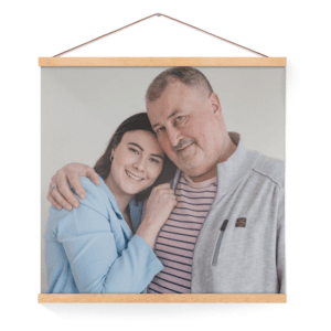 Bestel Gepersonaliseerde poster met houten posterhanger 50x50 met eigen foto