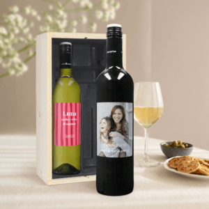 Bestel Wijnpakket met bedrukt etiket - Maison de la Surprise - Merlot en Sauvignon Blanc met eigen foto