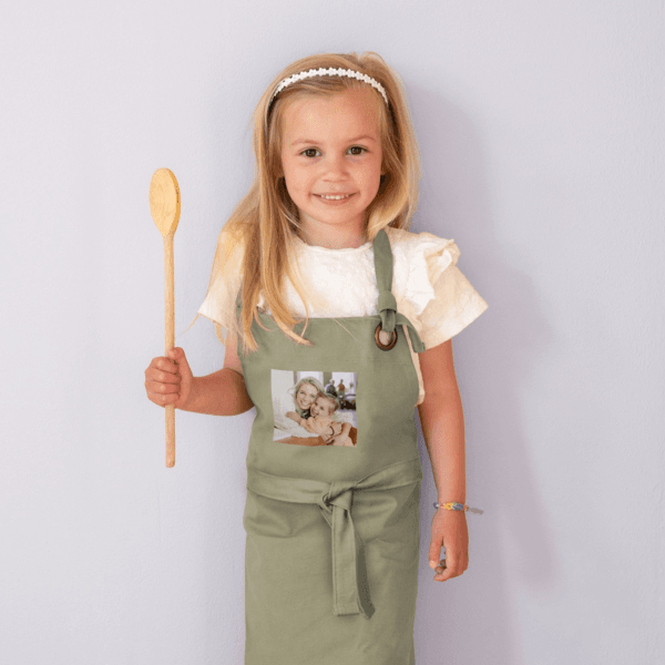 Bestel Kinderschort bedrukken - Kakigroen met eigen foto