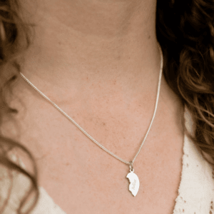 Bestel Zilveren hanger graveren - Gebroken hart met eigen foto