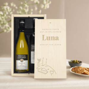 Bestel Wijnpakket in gegraveerde kist - Maison de la Surprise - Merlot en Chardonnay met eigen foto