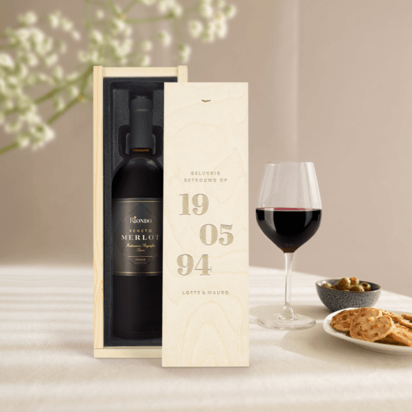 Bestel Wijn in gegraveerde kist - Riondo Merlot met eigen foto