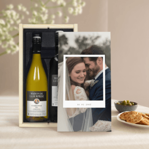 Bestel Wijnpakket in bedrukte kist - Maison de la Surprise - Merlot en Chardonnay met eigen foto