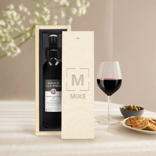 Bestel Wijn in gegraveerde kist - Maison de la Surprise - Cabernet Sauvignon met eigen foto