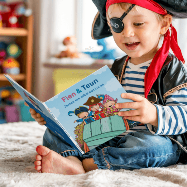Bestel Gepersonaliseerd kinderboek - Fien & Teun &apos;Zoeken een schat&apos; - Hardcover met eigen foto