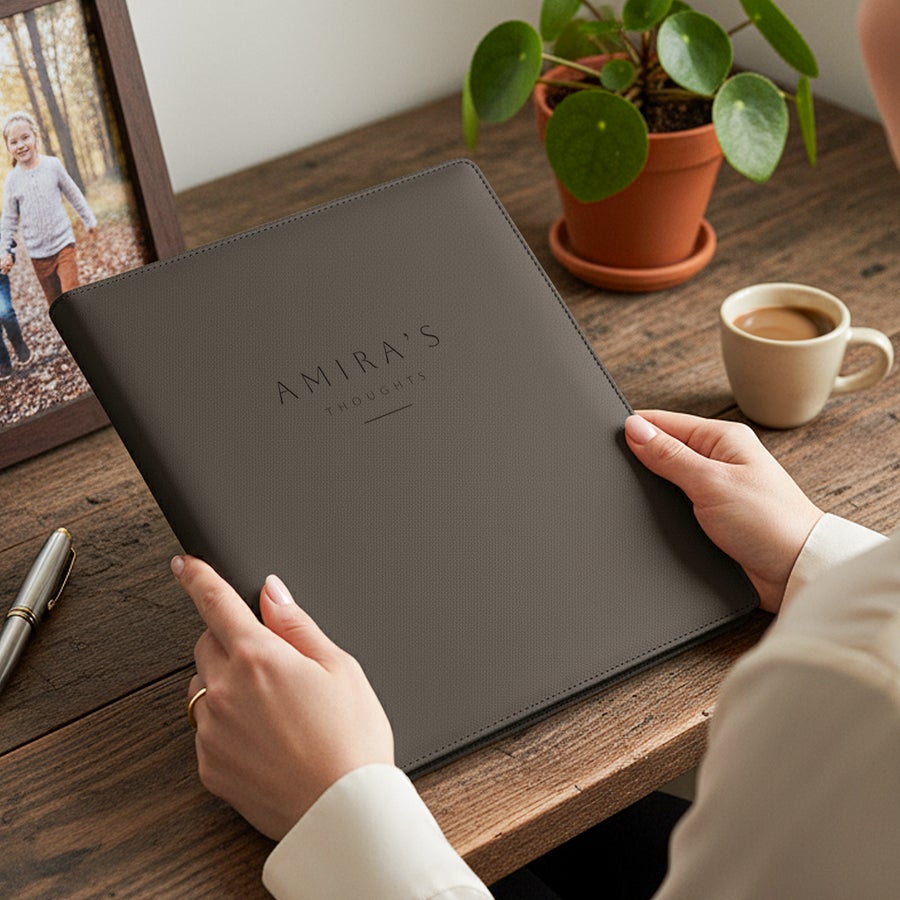 Bestel Schrijfmap - Zwart - Gegraveerd vegan leer met eigen foto