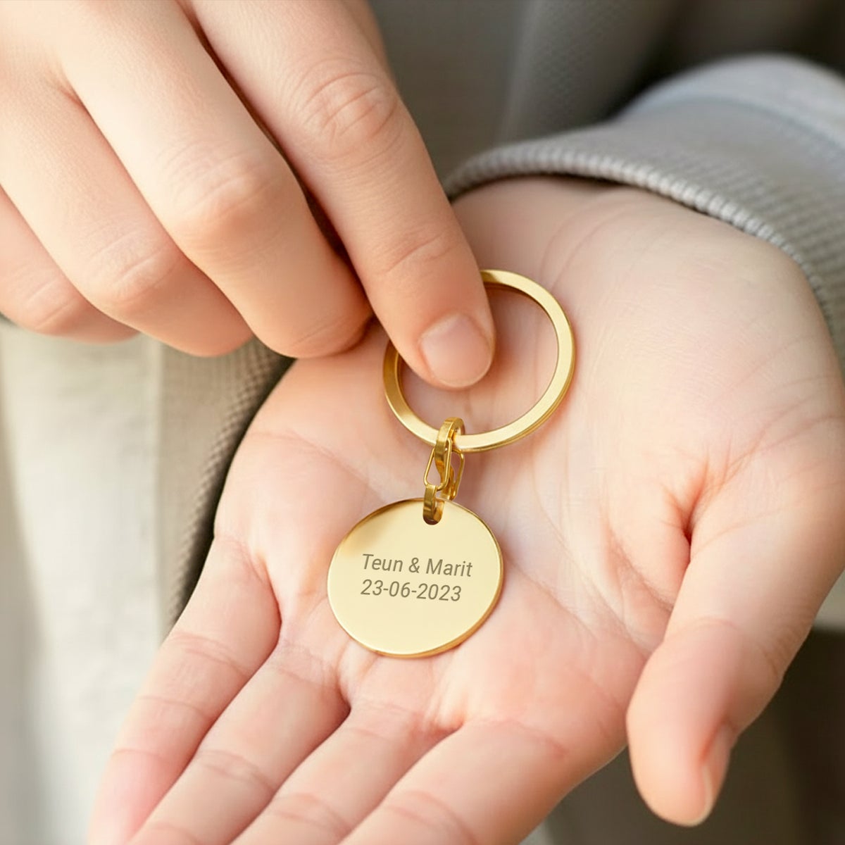 Bestel Sleutelhanger graveren - Rond - Goud met eigen foto