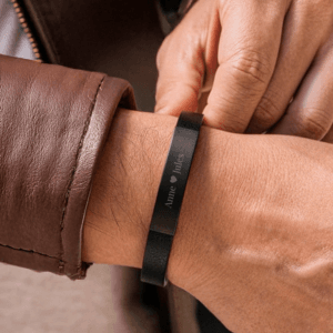 Bestel Leren armband met naam - Zwart - M met eigen foto