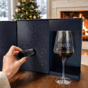 Bestel Gepersonaliseerde wijnadventskalender met 12 wijntubes en gegraveerd glas met eigen foto